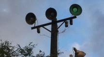 Professor tem que chutar poste de luz para iluminar quadra e dar aula Professor tem que chutar poste de luz para iluminar quadra e dar aula