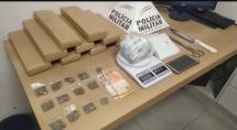 Polícia prende suspeito que escondia nove barras de maconha dentro de casa, em Betim