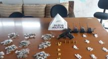 Drogas e armas são apreendidas durante operação da PM em Betim Drogas e armas são apreendidas durante operação da PM em Betim