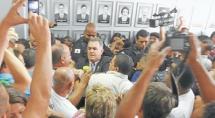 Sob vaias e muito tumulto, Câmara aprova reajuste salarial 