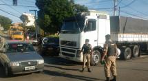Ciclista idoso morre atropelado por carreta