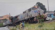 Trem arrasta carro na linha férrea e motorista escapa com vida