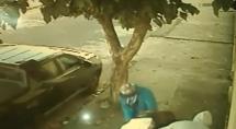 Mulher luta com bandido para evitar roubo de casa e tem o carro levado no bairro Espírito Santo; veja o vídeo