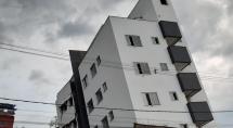 Prédio em construção tomba em Betim e afeta casas ao redor; 15 famílias ficam desalojadas 