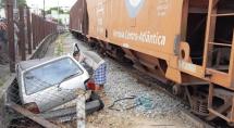 Motorista não escuta alerta sonoro e carro é atingido por trem em Betim