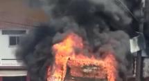 Dois ônibus são incendiados e ficam destruídos em Betim