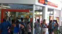 Greve nos bancos faz população sofrer nas filas com o tempo de espera Greve nos bancos faz população sofrer nas filas com o tempo de espera