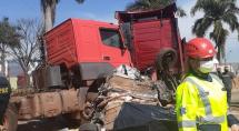 Batida entre carretas e carro deixa uma pessoa morta na BR-381 em Betim