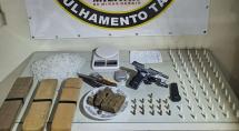 PM apreende drogas, armas e munições em 'escritório do tráfico' em Betim