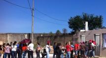 Mais de duas mil pessoas enfrentam fila para vagas de trabalho disponíveis