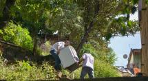 Moradores se arriscam e voltam a imóveis que podem desabar em Betim