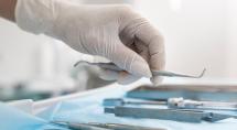 Falhas em implantes impedem idosa de mastigar e clínica terá de indenizar paciente em Betim