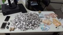 Casal é pego ao tentar transportar mais de mil papelotes de maconha
