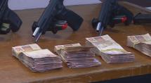 Suspeito de tráfico e jovem são presos ao tentar subornar policiais com armas e dinheiro em Betim