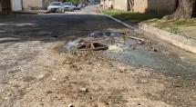 Vazamento de esgoto em rua causa transtornos em bairro de Betim