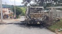 Trio armado rende motorista e incendeia ônibus