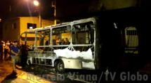 Micro-ônibus é destruído após ser incendiado
