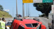 Capotagem de carro deixa uma pessoa morta na BR-381 Capotagem de carro deixa uma pessoa morta na BR-381