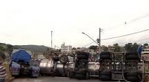 Acidente com caminhão-tanque fecha trânsito em via Acidente com caminhão-tanque fecha trânsito em via