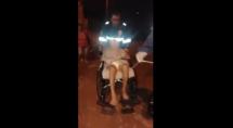 Idosa tem que ser amarrada por corda em cadeira de rodas para ir a hospital; veja vídeo