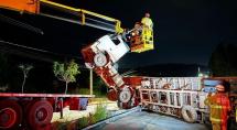Caminhão tomba em Betim e motorista fica prwso na cabine a 5 metros do chão